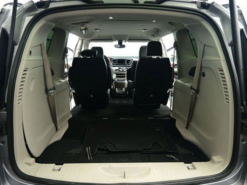 Used 2019 Chrysler Pacifica Touring-L image 25