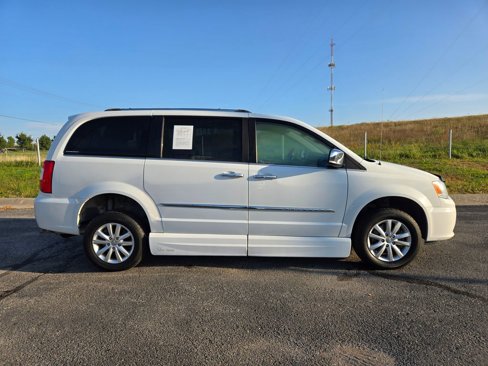 Used 2016 Chrysler Town & Country Limited Platinum image 2