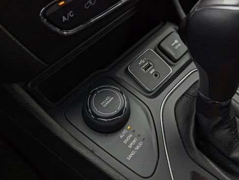 Used 2019 Jeep Cherokee Latitude Plus w/ Cold Weather Group image 40