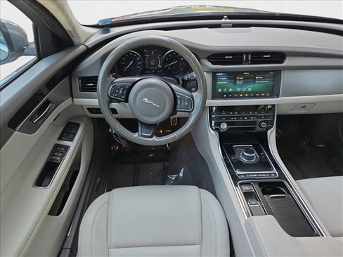 Used 2020 Jaguar XF Premium image 15