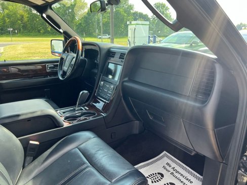 Used 2017 Lincoln Navigator Select image 10