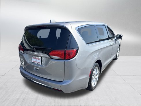 Used 2018 Chrysler Pacifica Touring Plus w/ Tire & Wheel Group image 6