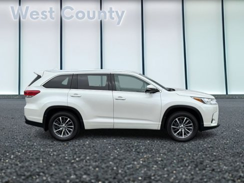 Used 2018 Toyota Highlander XLE image 2