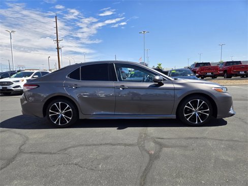 Certified 2019 Toyota Camry SE image 3