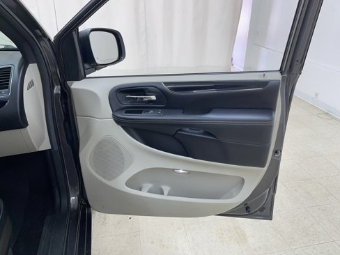 Used 2019 Dodge Grand Caravan SXT image 9