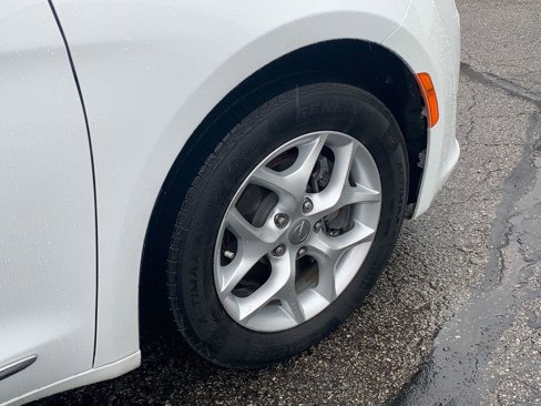 Used 2018 Chrysler Pacifica Touring Plus w/ Tire & Wheel Group image 9