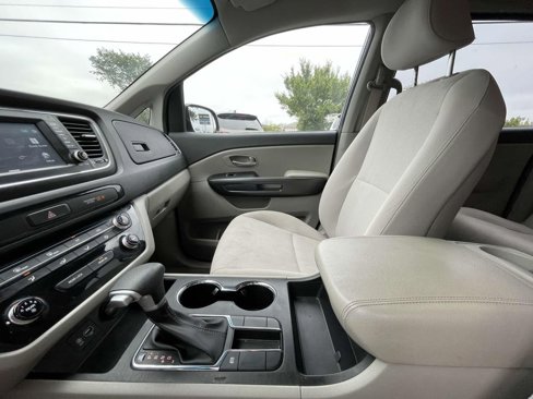 Used 2021 Kia Sedona LX image 32