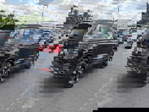 New 2024 Volkswagen Taos SE image 3