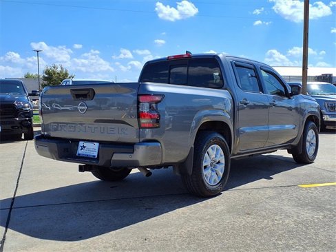 Used 2022 Nissan Frontier SV image 2