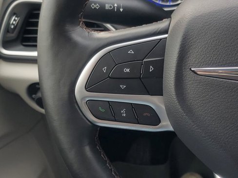 Used 2019 Chrysler Pacifica Touring-L image 18