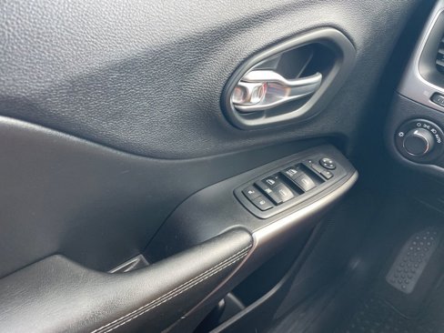 Used 2020 Jeep Cherokee Latitude w/ Cold Weather Group image 19