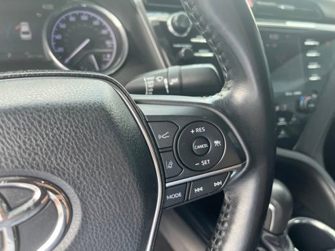 Used 2019 Toyota Camry XLE image 12