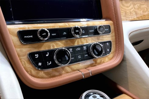 Used 2024 Bentley Bentayga image 33