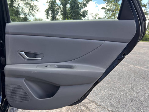 Used 2021 Hyundai Elantra SE image 17