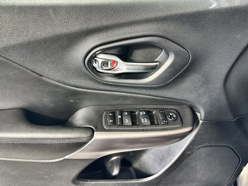 Used 2019 Jeep Cherokee Latitude Plus image 15