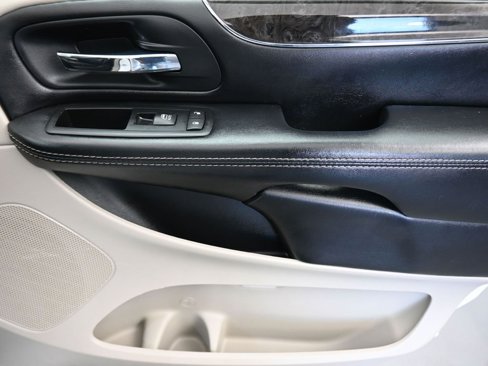 Used 2015 Chrysler Town & Country Touring-L w/ Driver Convenience Group image 55