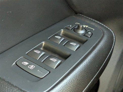 Used 2022 Volvo S60 B5 Momentum image 19