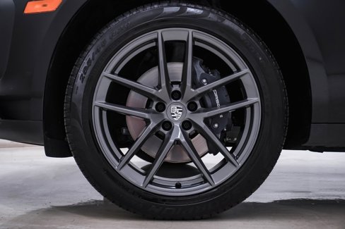 Certified 2025 Porsche Macan Turbo image 13