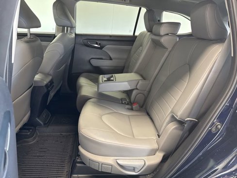 Used 2024 Toyota Highlander XLE image 12