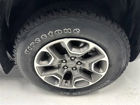 Used 2022 Jeep Cherokee Trailhawk image 13
