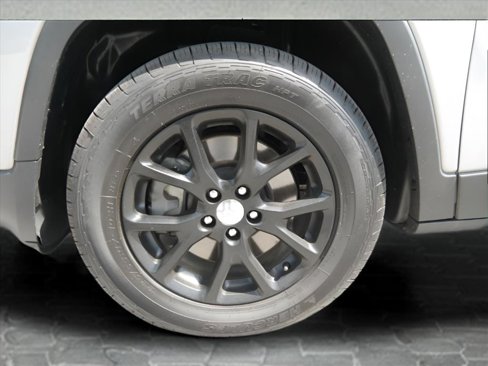 Used 2018 Jeep Cherokee Latitude Plus w/ Cold Weather Group image 5