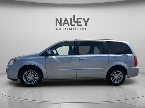 Used 2016 Chrysler Town & Country Touring-L image 25