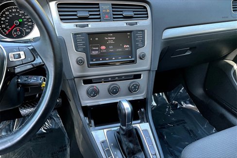 Used 2017 Volkswagen Golf S image 9