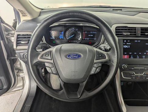 Used 2017 Ford Fusion SE w/ Fusion SE Technology Package image 11
