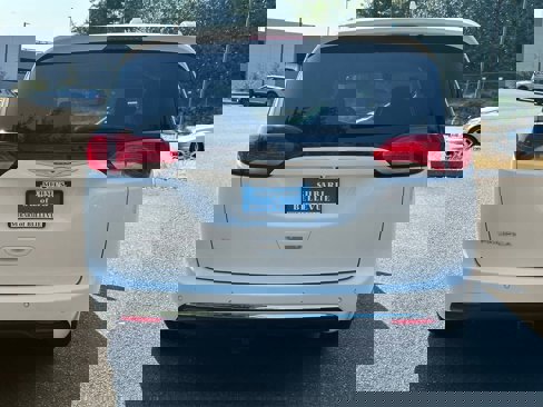 Used 2020 Chrysler Pacifica Touring-L image 4