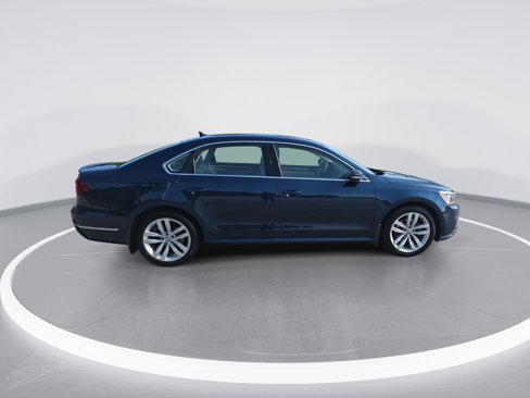 Used 2018 Volkswagen Passat 2.0T SE image 2