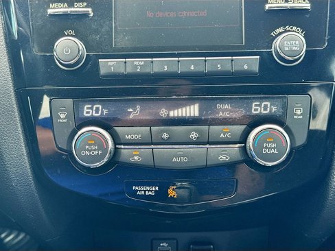 Used 2017 Nissan Rogue SV w/ Midnight Edition image 16