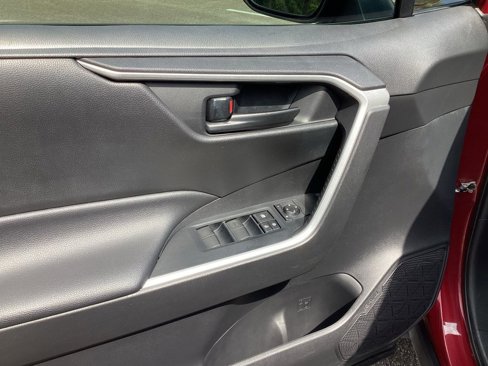 Used 2020 Toyota RAV4 LE image 12