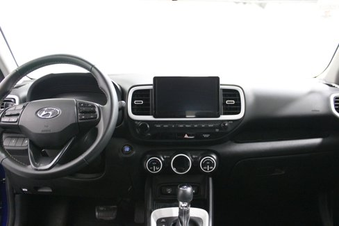 Used 2023 Hyundai Venue Limited image 2