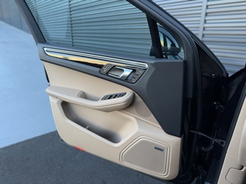Certified 2025 Porsche Macan image 13