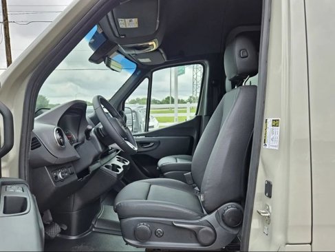 Used 2025 Mercedes-Benz Sprinter 2500 image 9
