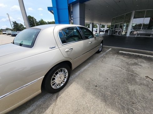 Used 2010 Lincoln Town Car Signature Limited image 6