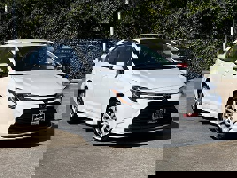 Used 2024 Toyota Corolla LE image 2