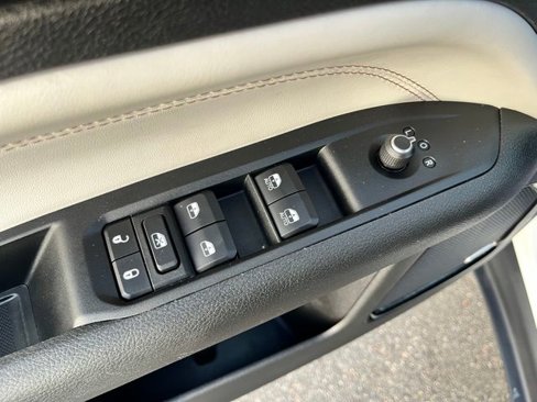 Used 2022 Jeep Compass Limited w/ Sun and Sound Group image 16