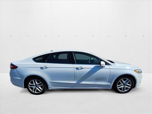 Used 2016 Ford Fusion SE image 4