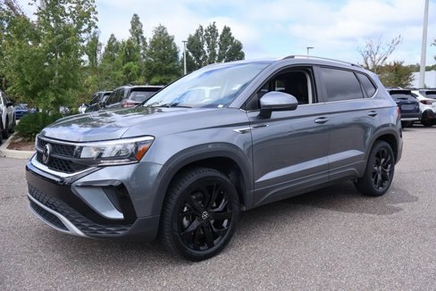 Certified 2022 Volkswagen Taos SE image 3