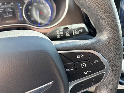 Used 2017 Chrysler Pacifica Touring image 21