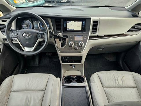 Used 2017 Toyota Sienna XLE Premium image 29