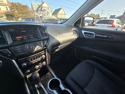 Used 2017 Nissan Pathfinder S image 10