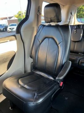 Used 2019 Chrysler Pacifica Touring-L image 15