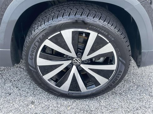 Certified 2023 Volkswagen Taos SE image 10