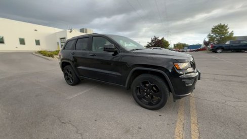 Used 2019 Jeep Grand Cherokee Laredo image 2
