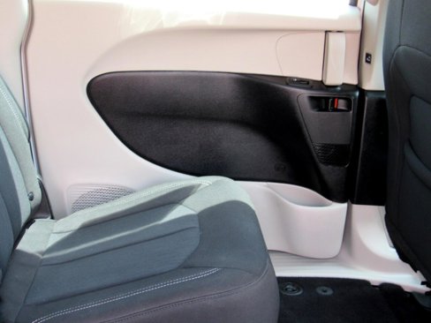 Used 2022 Chrysler Voyager LX image 32