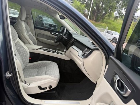 Used 2022 Volvo XC60 B5 Momentum image 26