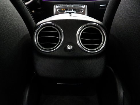 Used 2019 Mercedes-Benz E 300 4MATIC image 11