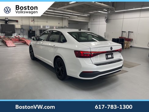 Used 2025 Volkswagen Jetta SE image 2